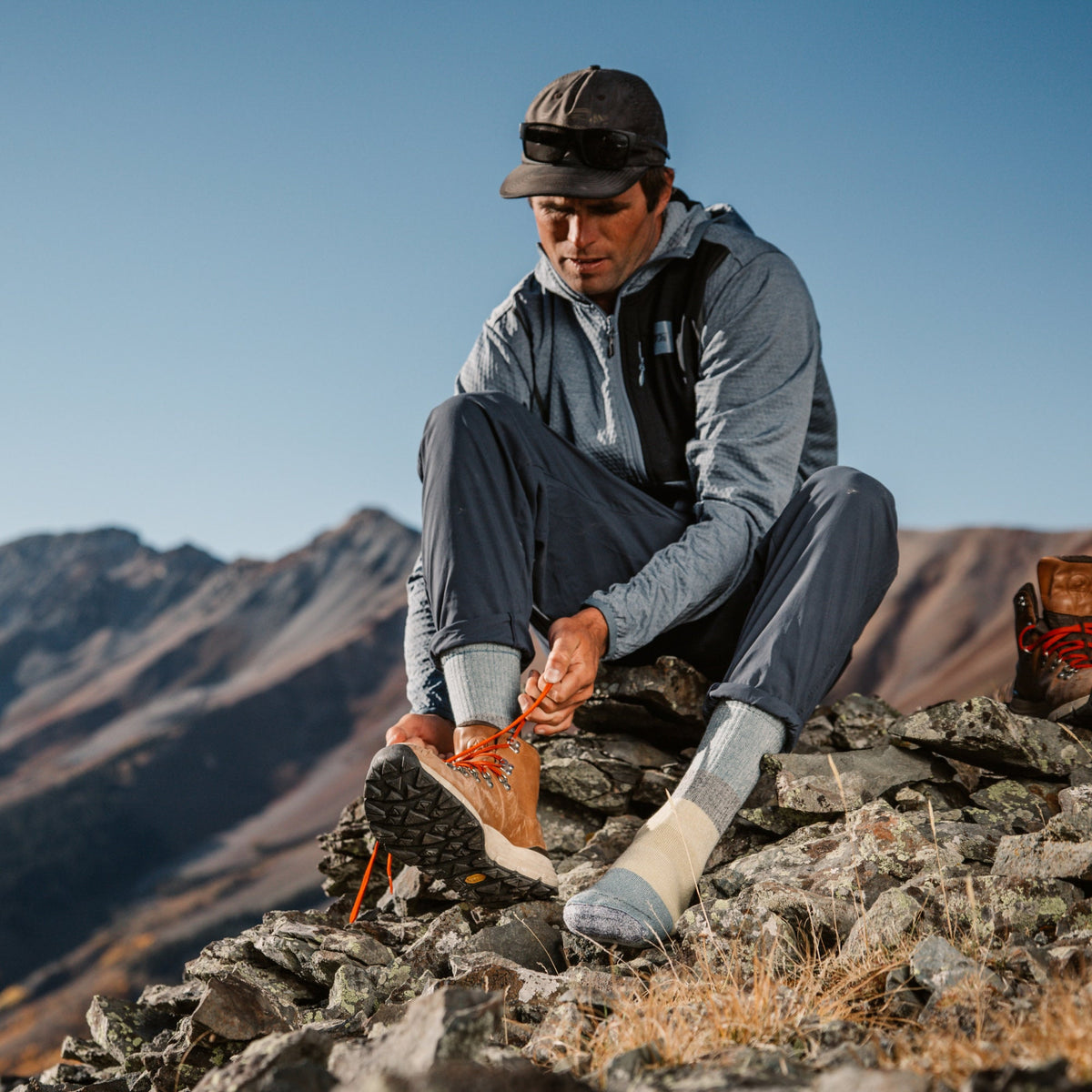 Darn Tough Men's Mountaineering Micro Crew Heavyweight Hiking Sock Geyser