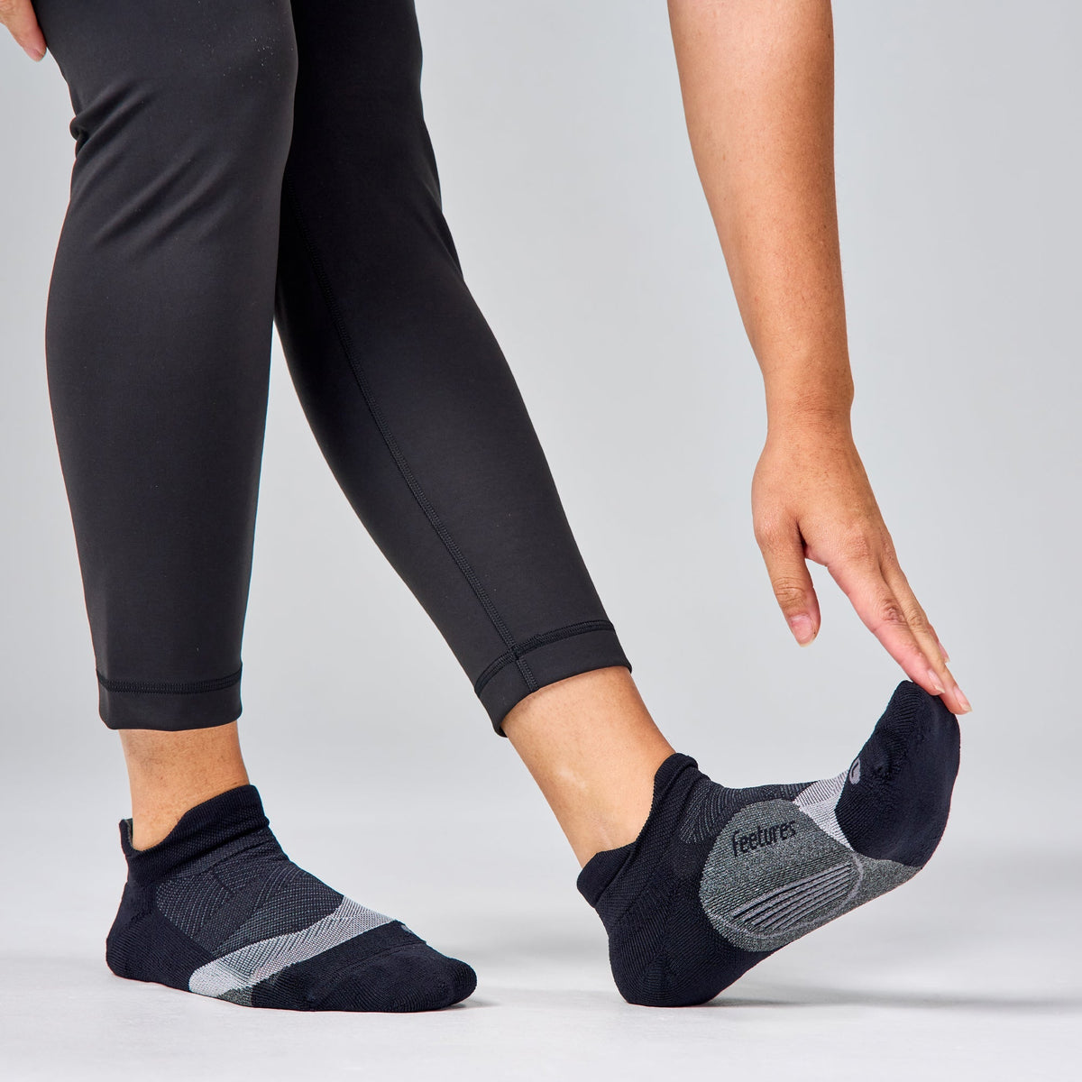 Feetures Elite Light Cushion No Show Tab Black