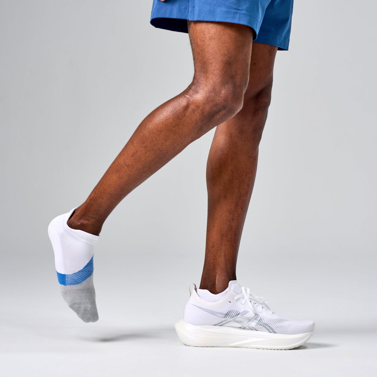 Feetures Elite Light Cushion No Show Tab White Tide
