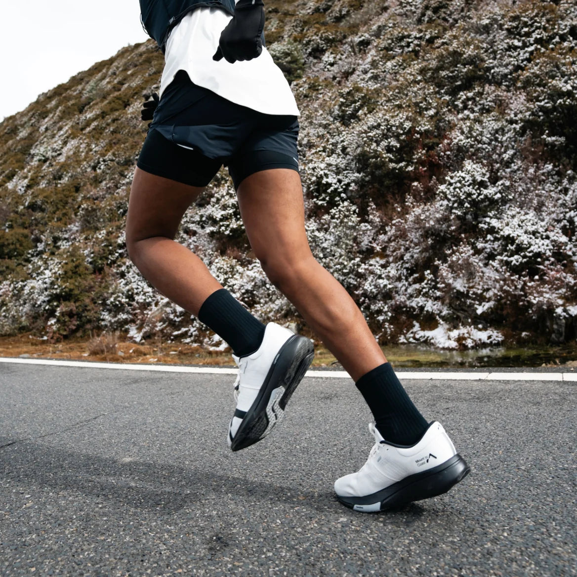 Mount to Coast Men's R1 White/Black