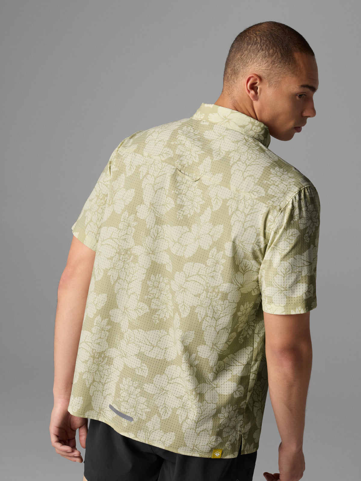 rabbit Men's High Country Relaxed SS Mojave Hibiscus